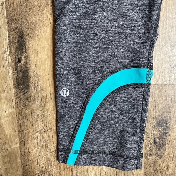 Lululemon Capri Leggings Grey and turquoise run - Picture 5 of 11